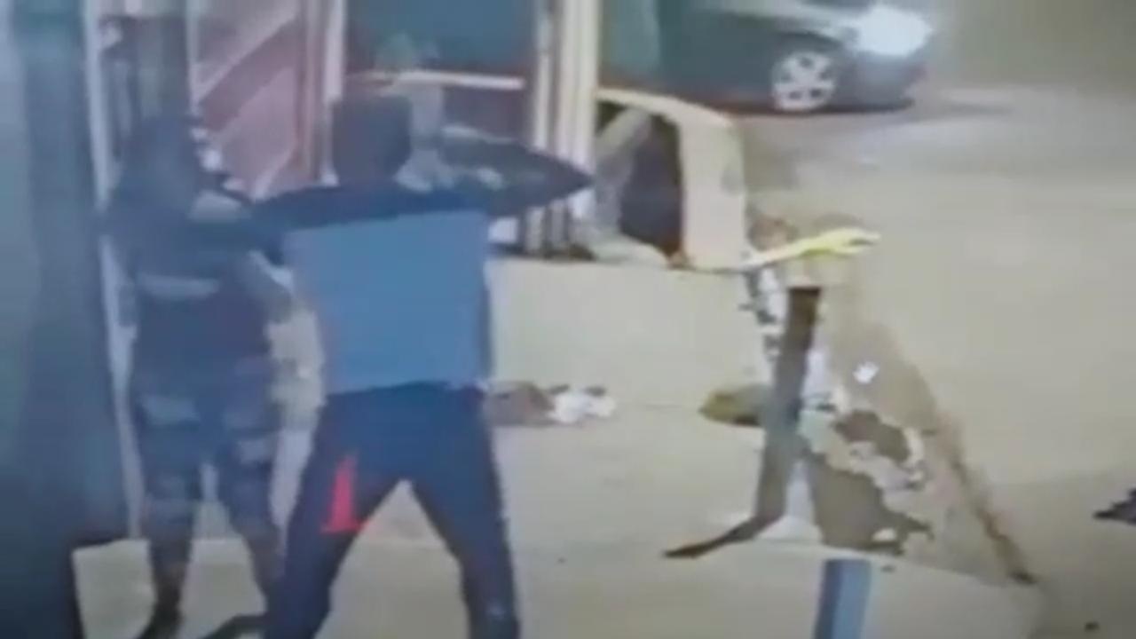 Mulher &eacute; baleada no ombro na Col&ocirc;nia Oliveira Machado. Veja v&iacute;deo