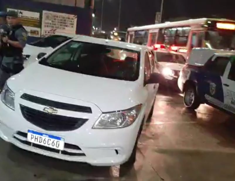 Motorista é encontrado desmaiado em porta-malas no Alvorada; ele foi rendido por trio de assaltantes Motorista é encontrado desmaiado em porta-malas no Alvorada; ele foi rendido por trio de assaltantes
