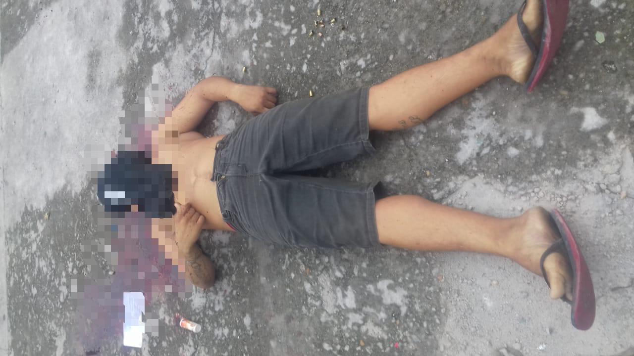 Ajudante de pedreiro é morto com 8 tiros; amigo se fingiu de morto e fugiu no Jorge Teixeira Ajudante de pedreiro é morto com 8 tiros; amigo se fingiu de morto e fugiu no Jorge Teixeira