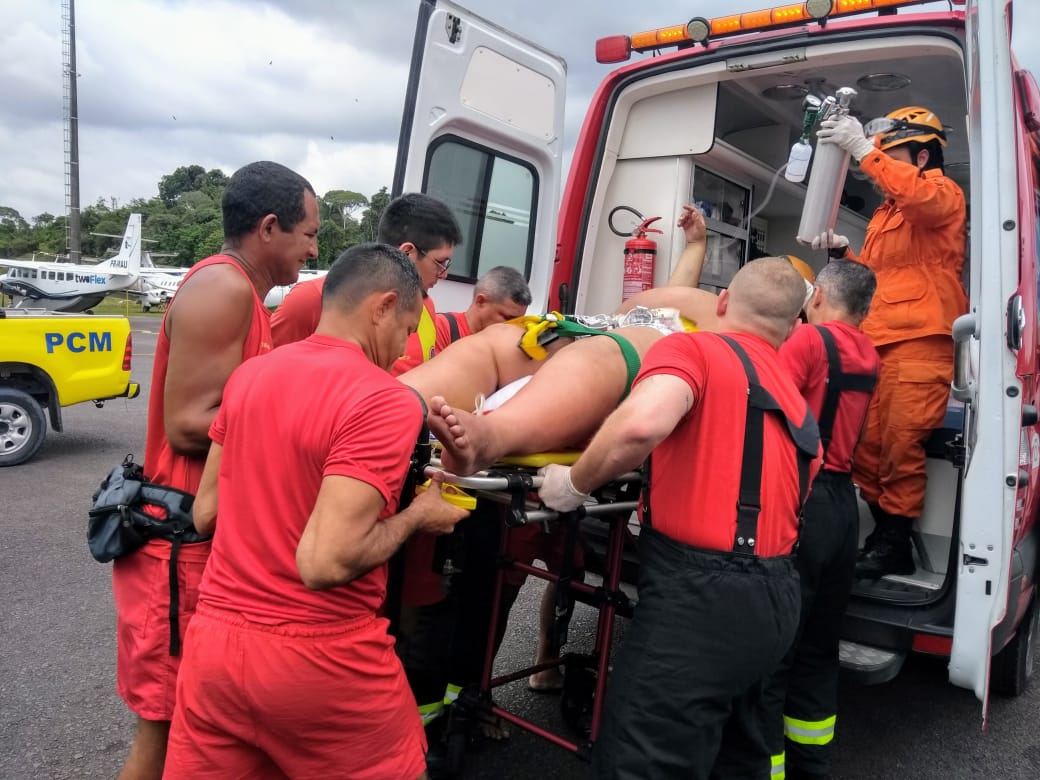 Bombeiros ajudam a transportar paciente com mais de 200kg para 28 de Agosto Bombeiros ajudam a transportar paciente com mais de 200kg para 28 de Agosto