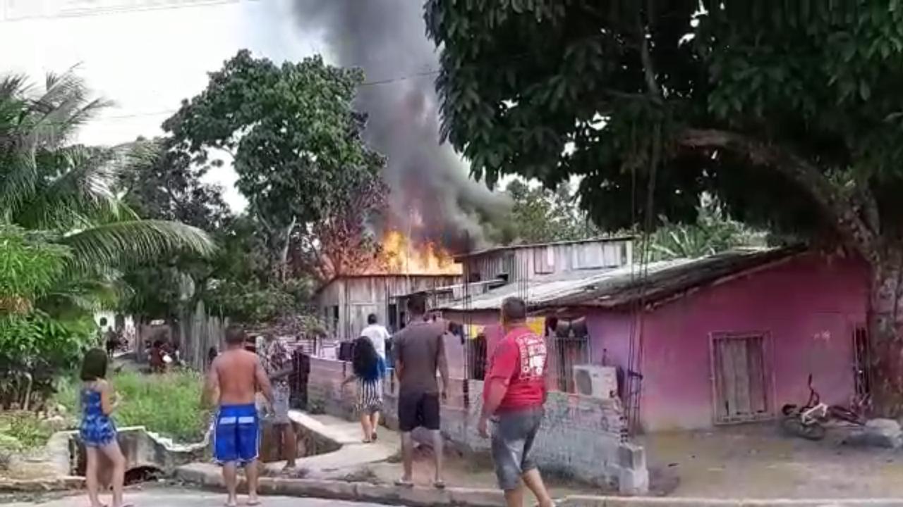 Residência de madeira tem perda total em incêndio no Jorge Teixeira. Veja vídeo Residência de madeira tem perda total em incêndio no Jorge Teixeira. Veja vídeo