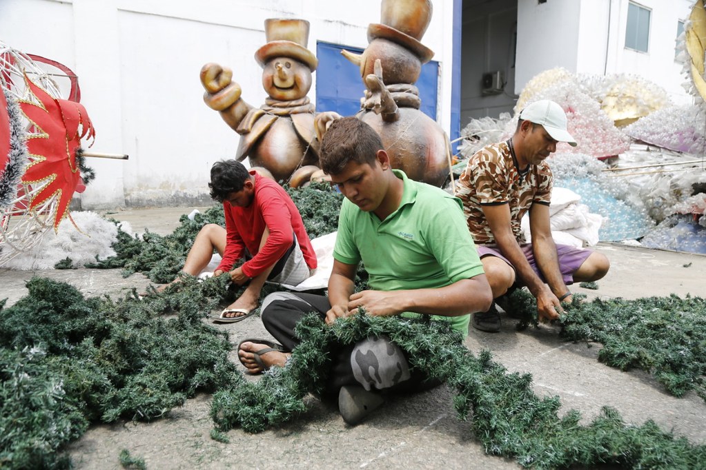 ‘Natal do Abraço’ tem início com entrega da árvore de Natal da praça da Matriz ‘Natal do Abraço’ tem início com entrega da árvore de Natal da praça da Matriz