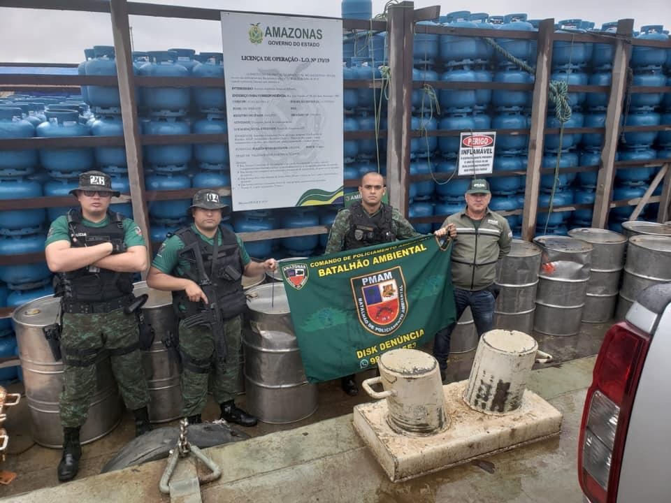 12 mil litros de querosene são apreendidos no Educandos pelo Batalhão Ambiental 12 mil litros de querosene são apreendidos no Educandos pelo Batalhão Ambiental