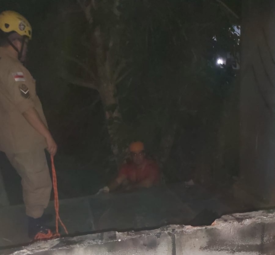 Homem &eacute; reconhecido por roubo, foge e cai de laje em barranco a 7m de altura