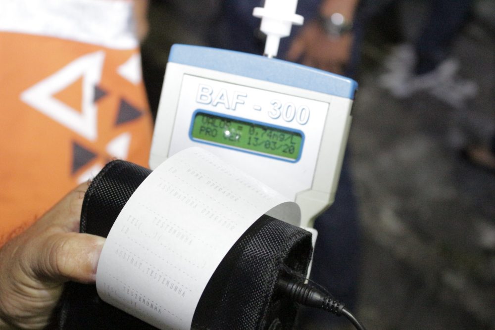 Detran flagra 23 motoristas alcoolizados e três são presos no feriadão Detran flagra 23 motoristas alcoolizados e três são presos no feriadão