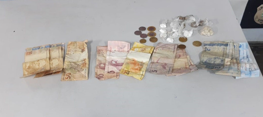 Adolescente de 14 anos é detido com droga e dinheiro no Mestre Chico Adolescente de 14 anos é detido com droga e dinheiro no Mestre Chico