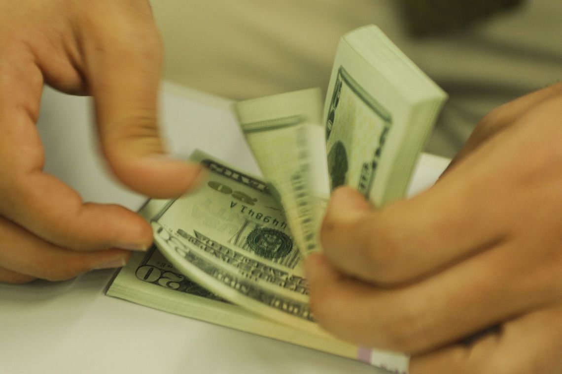 Dólar ultrapassa R$ 4,20 e fecha no maior valor desde criação do real Dólar ultrapassa R$ 4,20 e fecha no maior valor desde criação do real