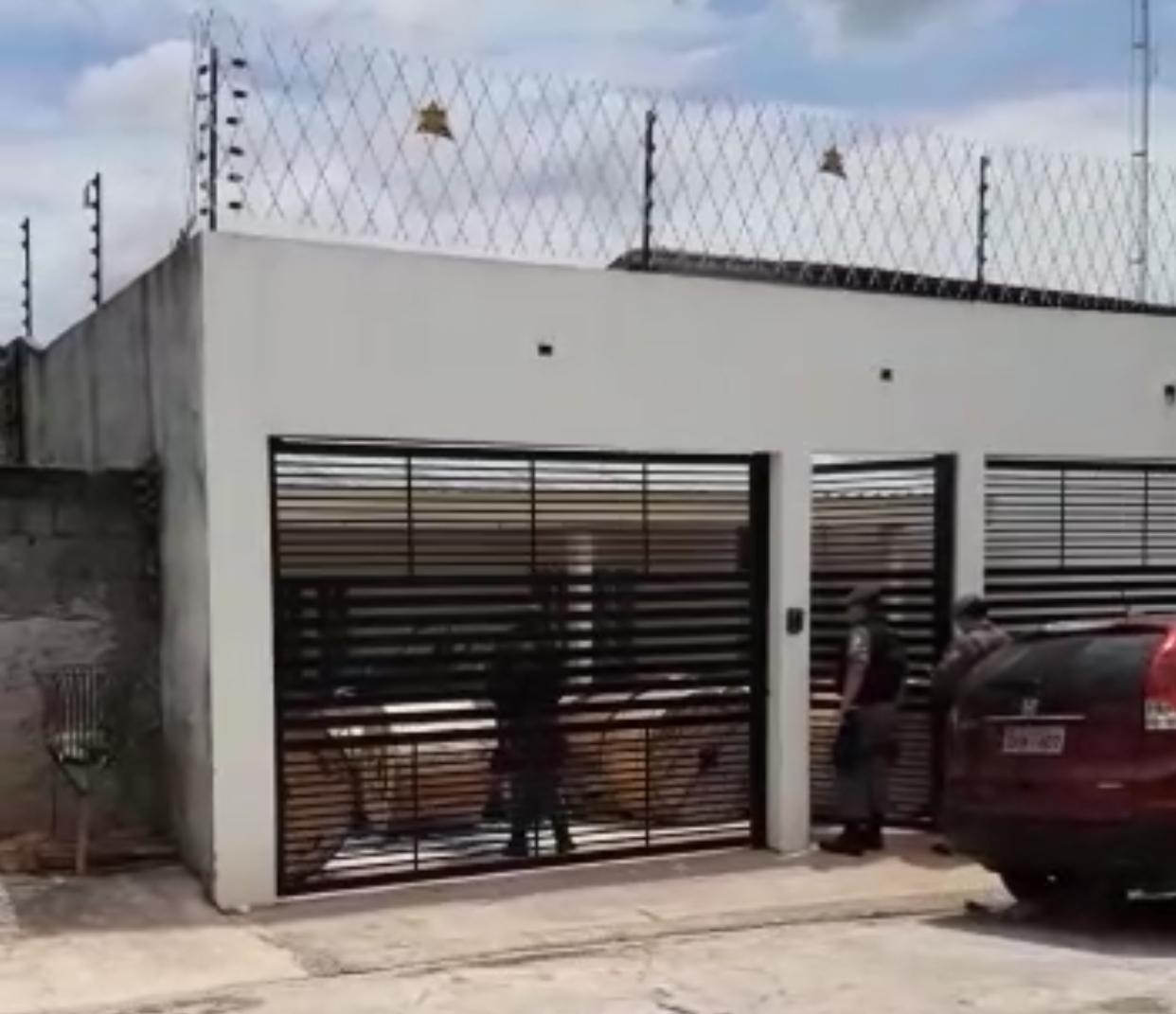 Inconformado com fim de casamento, ex-marido faz mulher ref&eacute;m na pr&oacute;pria casa