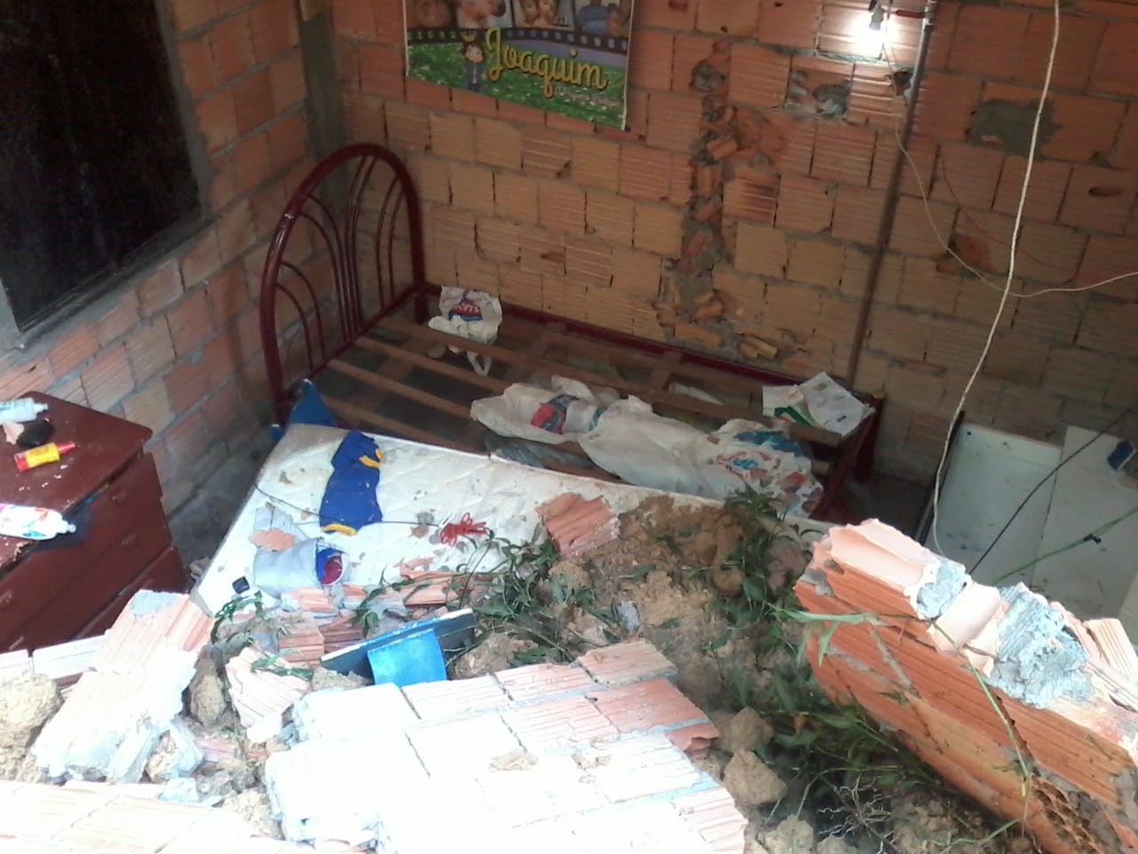 Criança fica ferida com desabamento parcial de casa no Fazendinha Criança fica ferida com desabamento parcial de casa no Fazendinha