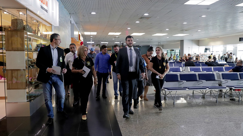 Juizado fiscaliza cumprimento de regras de viagens de crianças e adolescentes desacompanhados Juizado fiscaliza cumprimento de regras de viagens de crianças e adolescentes desacompanhados