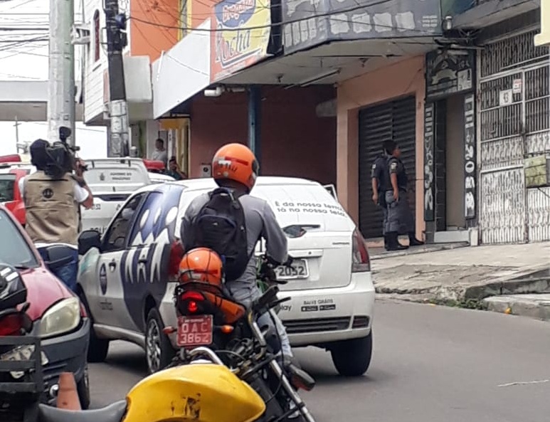 Dono de joalheria baleado durante assalto está em estado grave Dono de joalheria baleado durante assalto está em estado grave