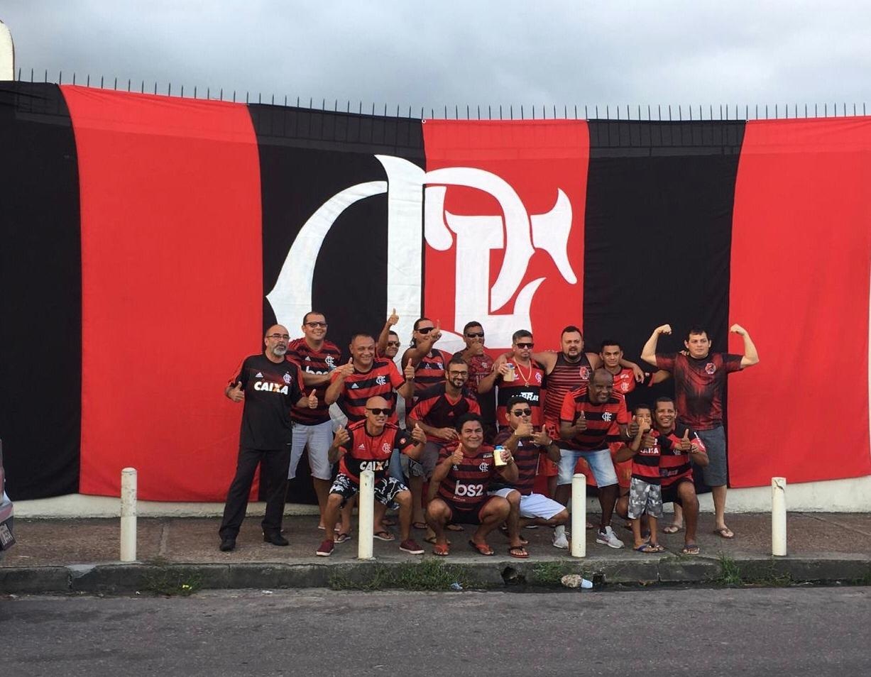 Com bandeira gigante e &lsquo;c&eacute;u rubro-negro&rsquo;, torcedores do Flamengo preparam festa no Japiim