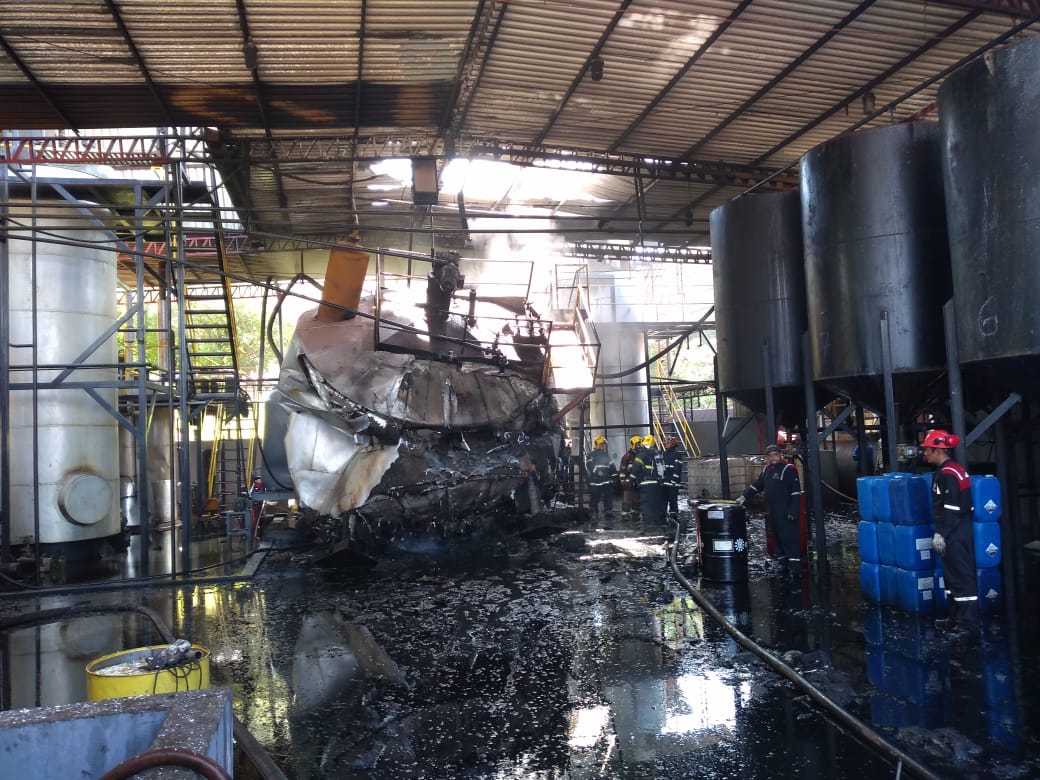 Incêndio destrói caldeira em fábrica de óleo no Tarumã Incêndio destrói caldeira em fábrica de óleo no Tarumã