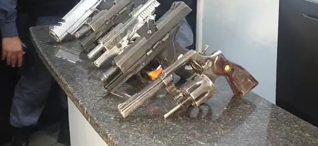 Bonde do crime organizado enfrenta polícia, 1 morre e 8 são presos em tiroteio Bonde do crime organizado enfrenta polícia, 1 morre e 8 são presos em tiroteio