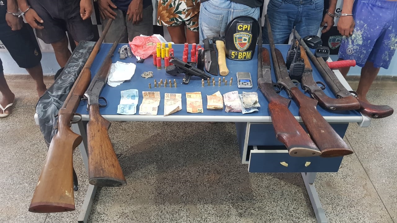 Seis são presos pela PM com arsenal de armas e drogas em Coari Seis são presos pela PM com arsenal de armas e drogas em Coari