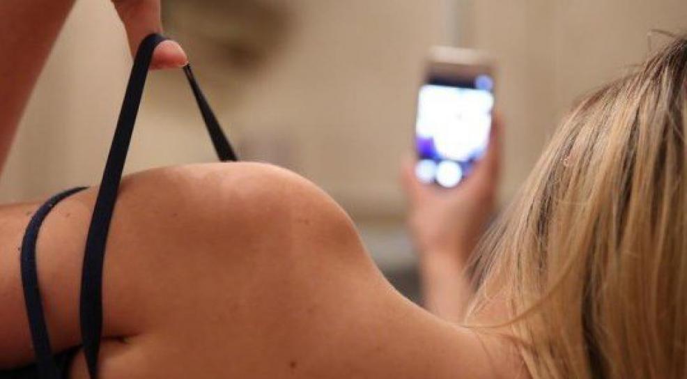 NUDES Vazar fotos íntimas de mulheres é crime e deve ser denunciado NUDES Vazar fotos íntimas de mulheres é crime e deve ser denunciado