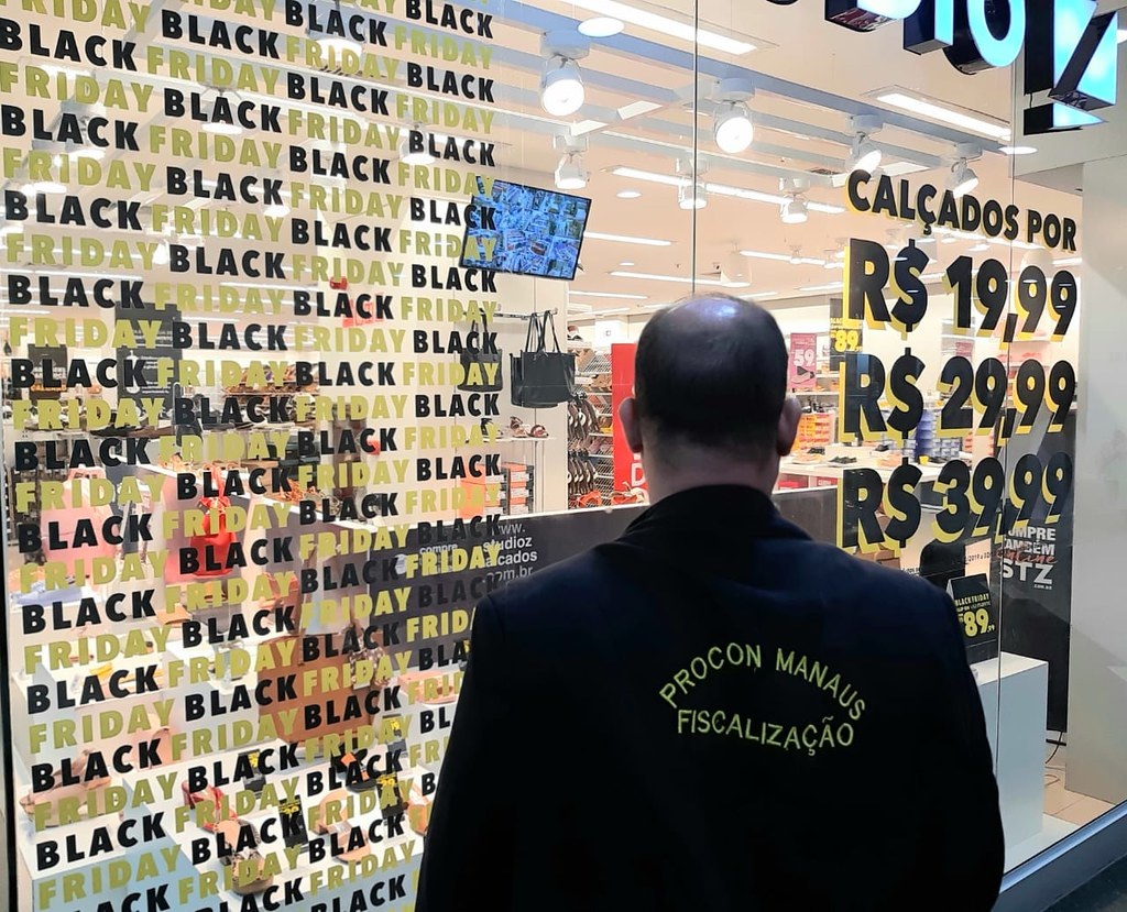 Operação em centros comerciais da cidade fiscaliza Black Friday Operação em centros comerciais da cidade fiscaliza Black Friday