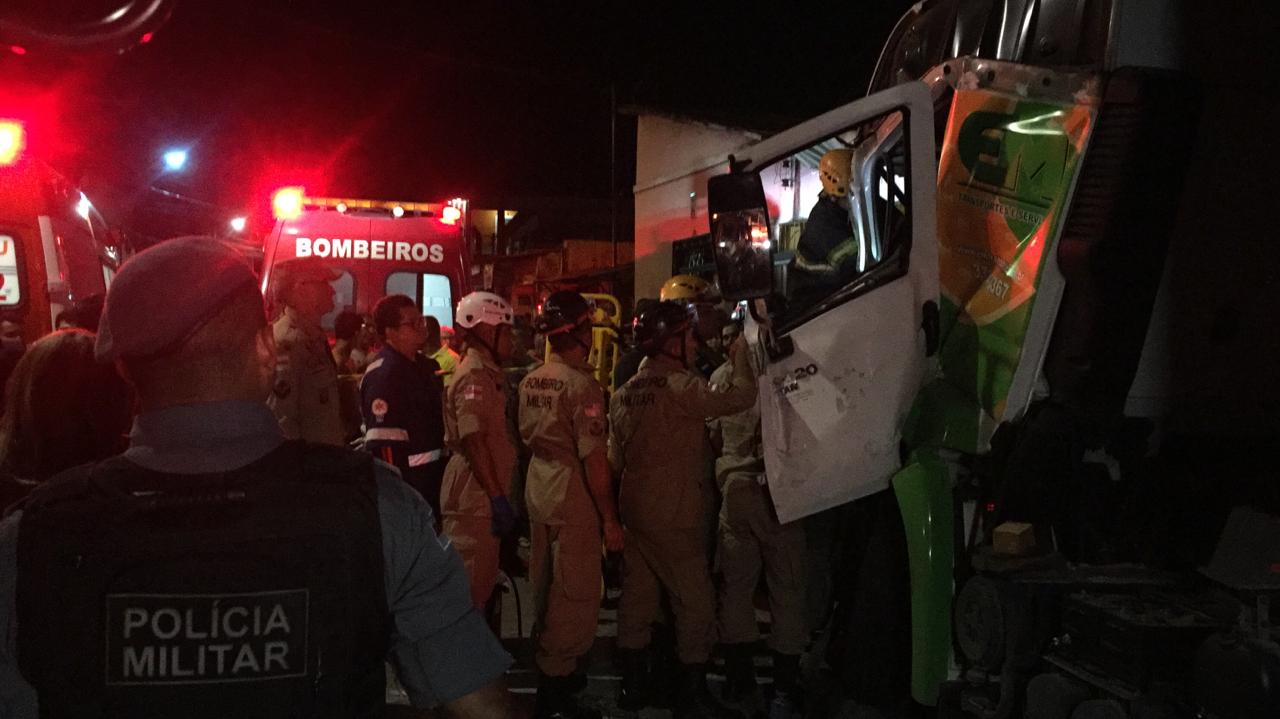 Motorista bate carreta em muro e fica preso nas ferragens Motorista bate carreta em muro e fica preso nas ferragens