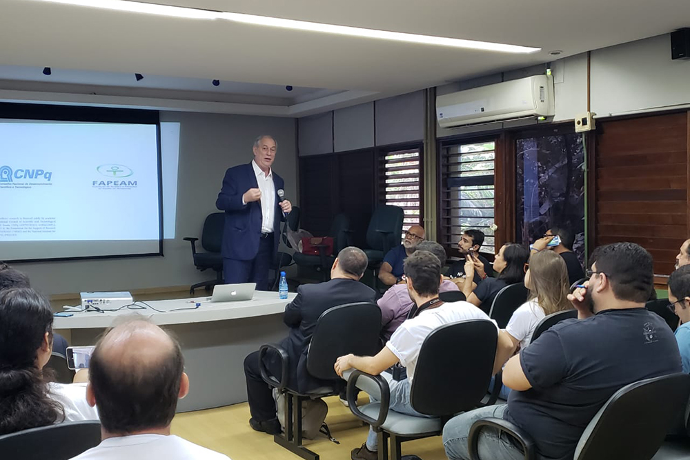Ciro Gomes fala para pesquisadores do Inpa Ciro Gomes fala para pesquisadores do Inpa