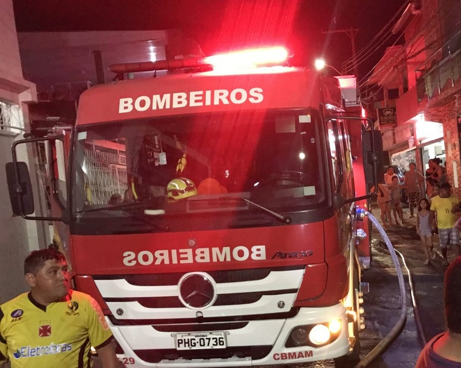 Cont&ecirc;iner que funcionava como com&eacute;rcio pega fogo no Petr&oacute;polis