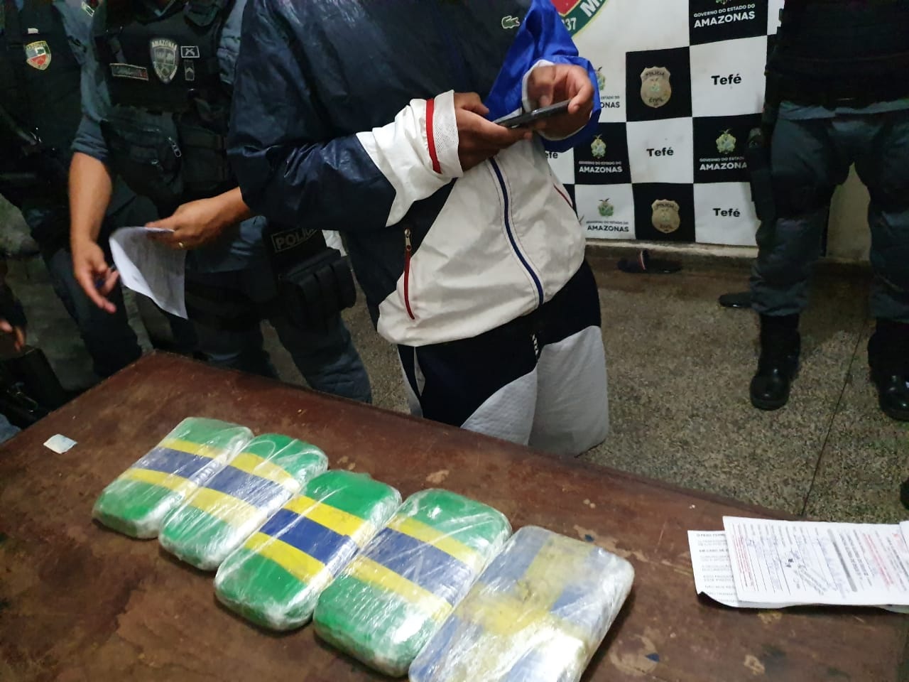 5kg de droga são apreendidos em mochila de adolescente no porto de Tefé 5kg de droga são apreendidos em mochila de adolescente no porto de Tefé