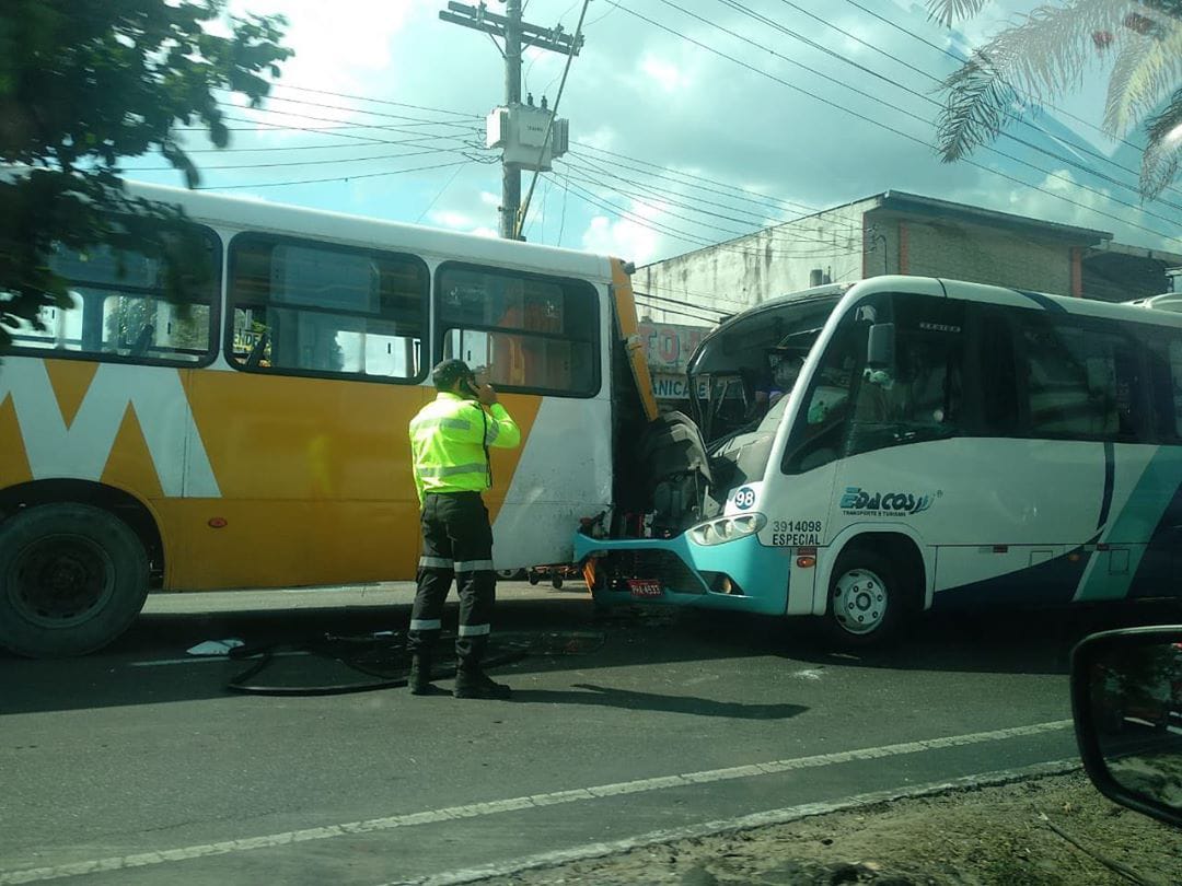 11 pessoas ficam feridas em acidente entre micro-ônibus e coletivo na Autaz Mirim 11 pessoas ficam feridas em acidente entre micro-ônibus e coletivo na Autaz Mirim
