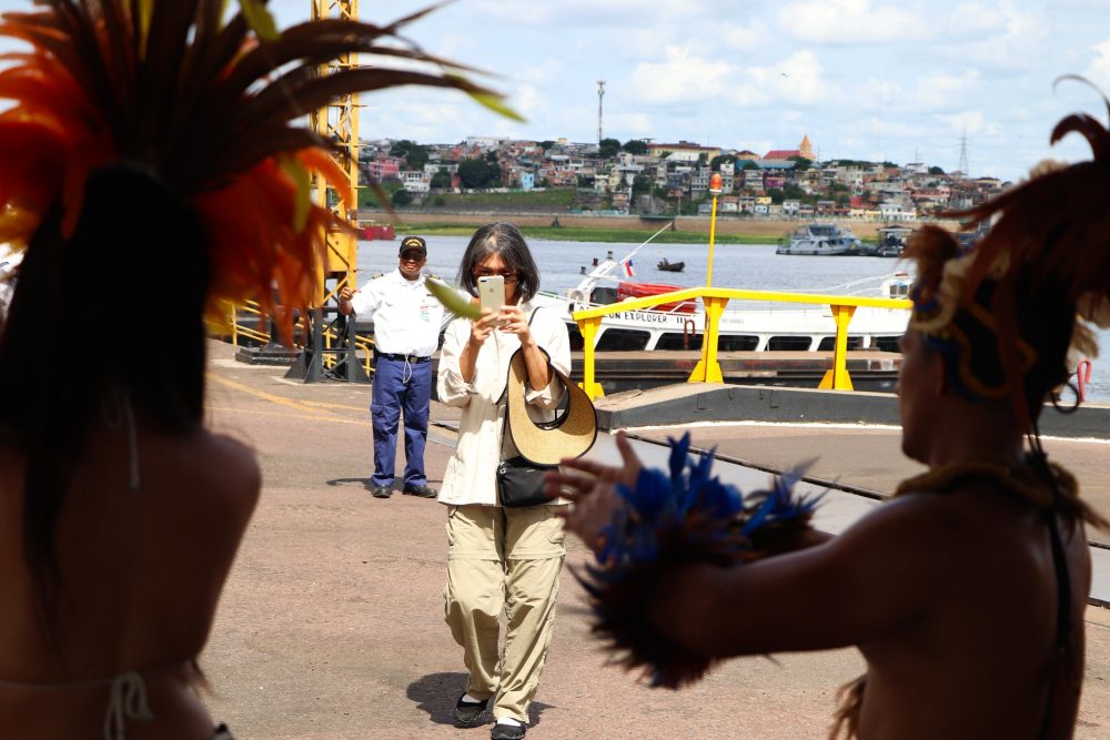 Turistas americanos a bordo do navio Insignia desembarcam em Manaus Turistas americanos a bordo do navio Insignia desembarcam em Manaus