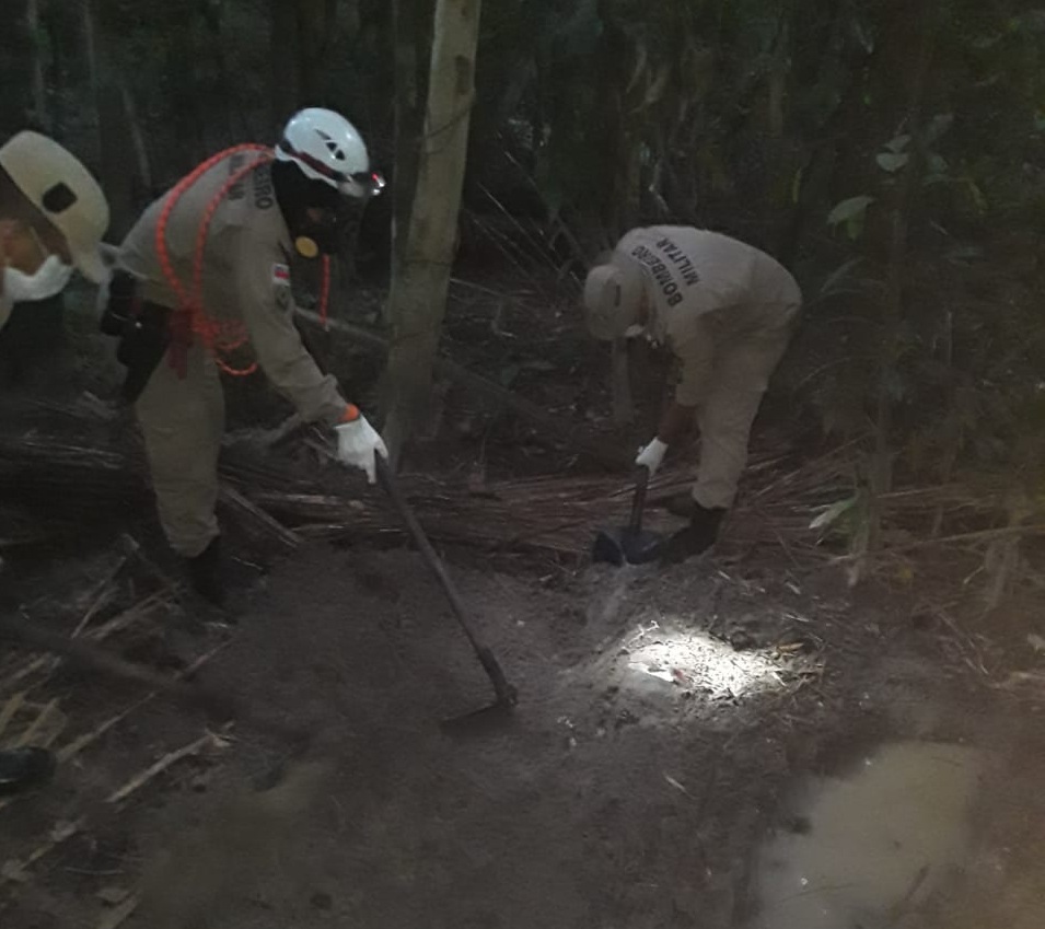 Corpo da adolescente Alice é retirado pelo Corpo de Bombeiros na União da Vitória Corpo da adolescente Alice é retirado pelo Corpo de Bombeiros na União da Vitória