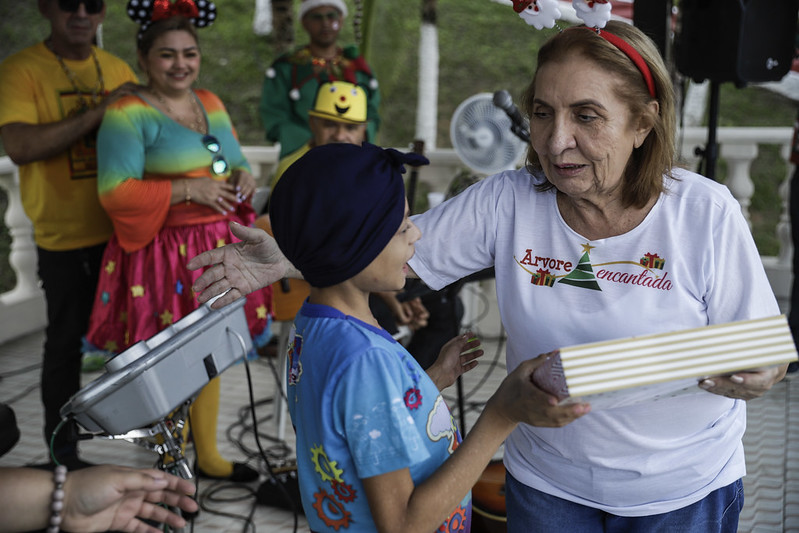Crianças e adolescentes acolhidos recebem presentes de Natal arrecadados pelo 'Árvore Encantada' Crianças e adolescentes acolhidos recebem presentes de Natal arrecadados pelo 'Árvore Encantada'