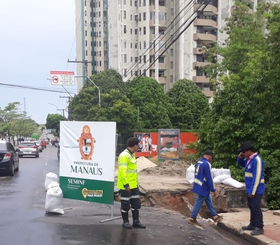 Cratera abre na avenida Djalma Batista e complica trânsito. Evite a via Cratera abre na avenida Djalma Batista e complica trânsito. Evite a via