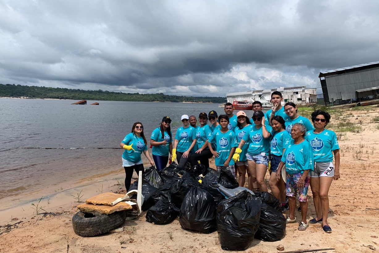 Volunt&aacute;rios retiram 2 toneladas de lixo do Lago do Tarum&atilde;