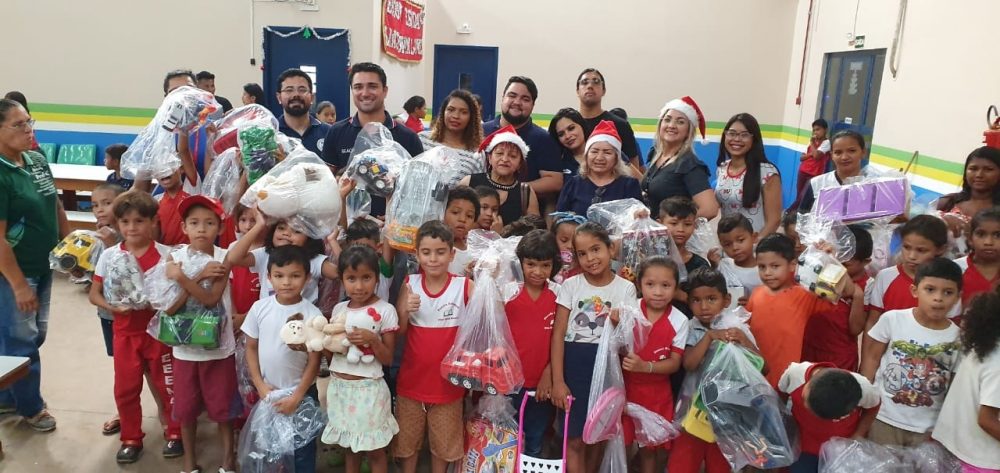 Crianças de Iranduba recebem brinquedos doados por servidores da polícia Crianças de Iranduba recebem brinquedos doados por servidores da polícia