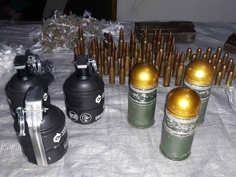 6 GRANADAS Homem é detido com arsenal e munição de fuzil dentro de casa no União da Vitória 6 GRANADAS Homem é detido com arsenal e munição de fuzil dentro de casa no União da Vitória