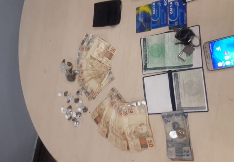 Dupla é presa com drogas escondidas dentro de árvore Dupla é presa com drogas escondidas dentro de árvore