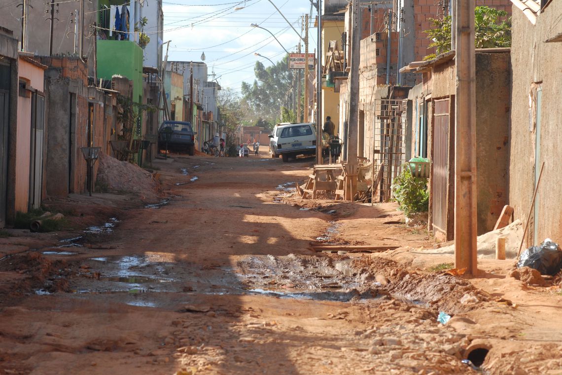 Pobreza é mais grave em famílias com crianças Pobreza é mais grave em famílias com crianças