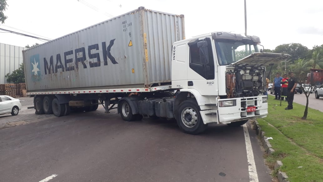 Carreta com contêiner fica atravessada na Torquato e causa congestionamento quilométrico Carreta com contêiner fica atravessada na Torquato e causa congestionamento quilométrico