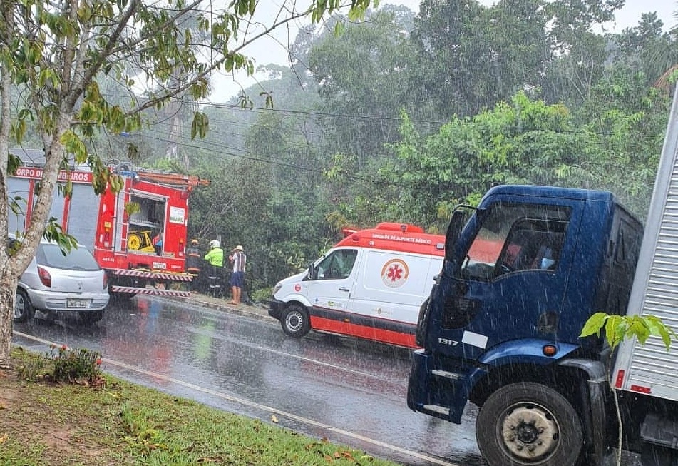 Carro capota no Tarum&atilde; e bombeiros retiram v&iacute;timas de ferragens; veja v&iacute;deo