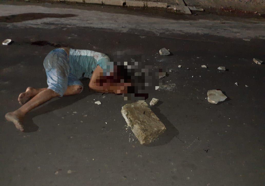 Mulher &eacute; morta com 18 facadas em Parintins e suspeito acaba brutalmente agredido