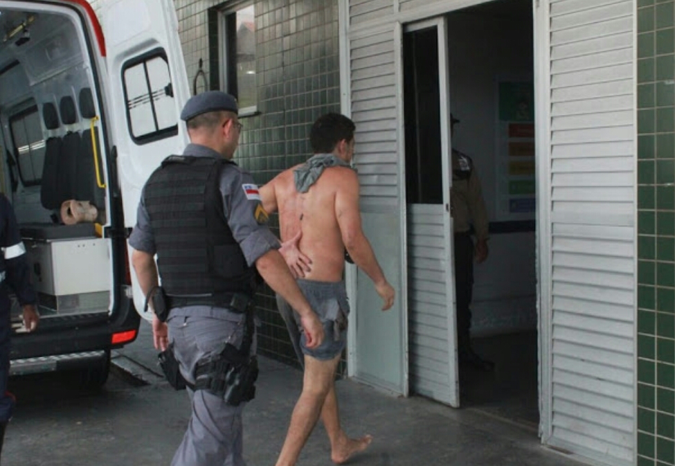Suspeito de aliciamento e tentativas de estupros é espancado e detido no Tancredo Neves Suspeito de aliciamento e tentativas de estupros é espancado e detido no Tancredo Neves
