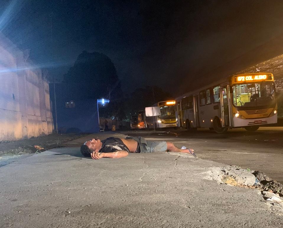 Dormindo na cal&ccedil;ada, homem &eacute; atropelado por &ocirc;nibus e morre dentro de terminal