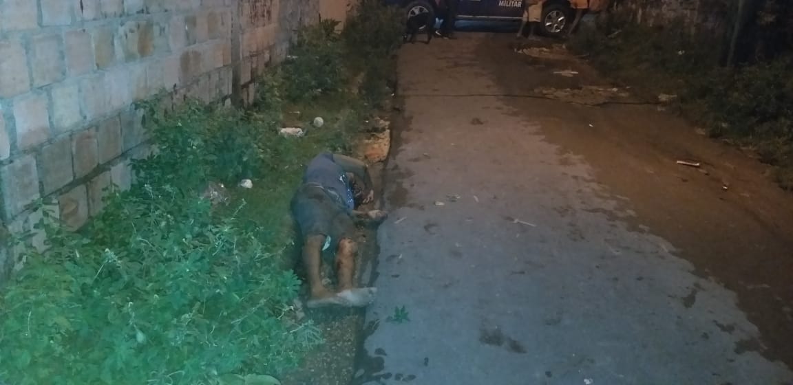 Suspeito de estupro de adolescente é espancado e morto a tiros por traficantes Suspeito de estupro de adolescente é espancado e morto a tiros por traficantes
