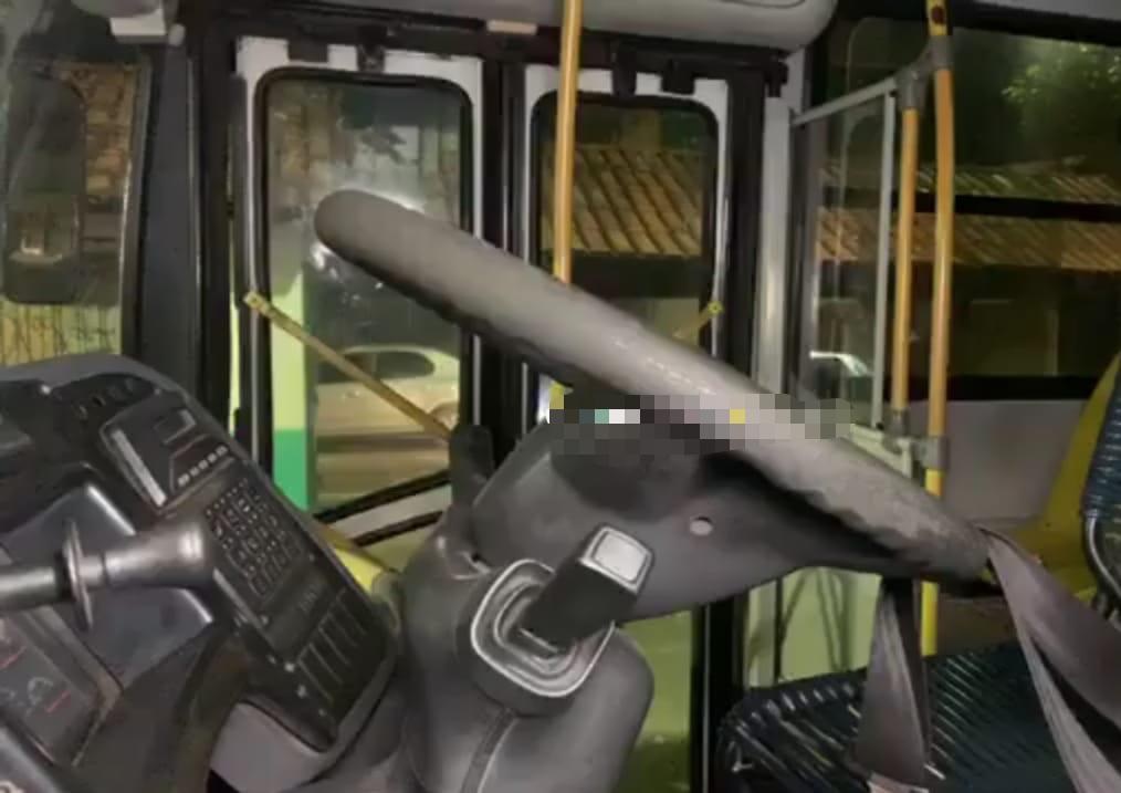 Três ônibus são alvos de criminosos na zona Norte em assaltos violentos Três ônibus são alvos de criminosos na zona Norte em assaltos violentos