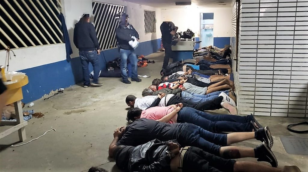 Juiz libera 40 que foram presos em rinha de galo, incluindo veterinário amazonense. Até churrasco de cachorro era servido Juiz libera 40 que foram presos em rinha de galo, incluindo veterinário amazonense. Até churrasco de cachorro era servido