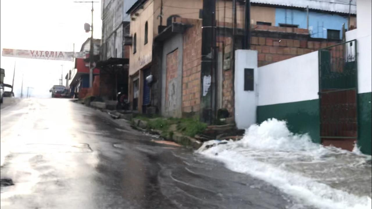 Rua no São José amanhece totalmente inundada por causa de vazamento. Veja vídeo Rua no São José amanhece totalmente inundada por causa de vazamento. Veja vídeo