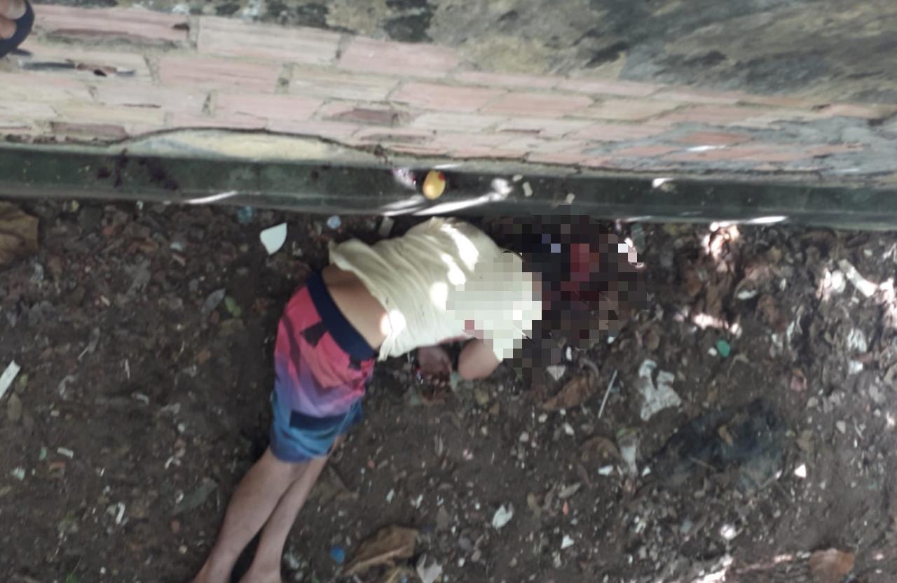 Mototaxista é morto a tiros em terreno de escola no Coroado; gêmeos são suspeitos Mototaxista é morto a tiros em terreno de escola no Coroado; gêmeos são suspeitos