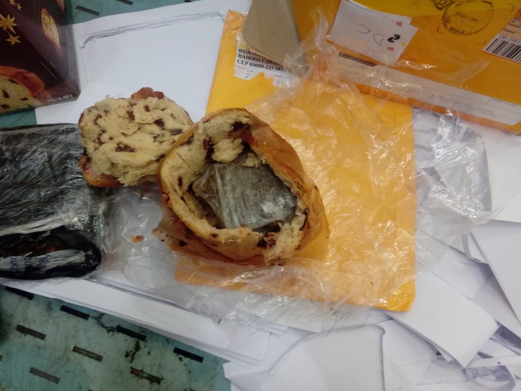 Cão Odin encontra droga dentro de panetone em encomenda dos Correios Cão Odin encontra droga dentro de panetone em encomenda dos Correios