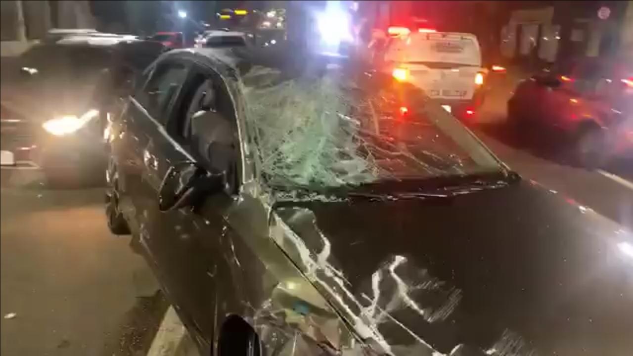 Em grave acidente, mulher &eacute; atropelada na Djalma Batista e carro capota
