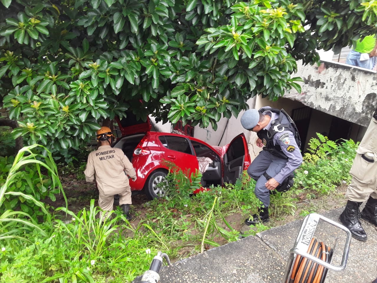 Motorista fica preso nas ferragens em acidente na Ferreira Pena; carro caiu no barranco Motorista fica preso nas ferragens em acidente na Ferreira Pena; carro caiu no barranco
