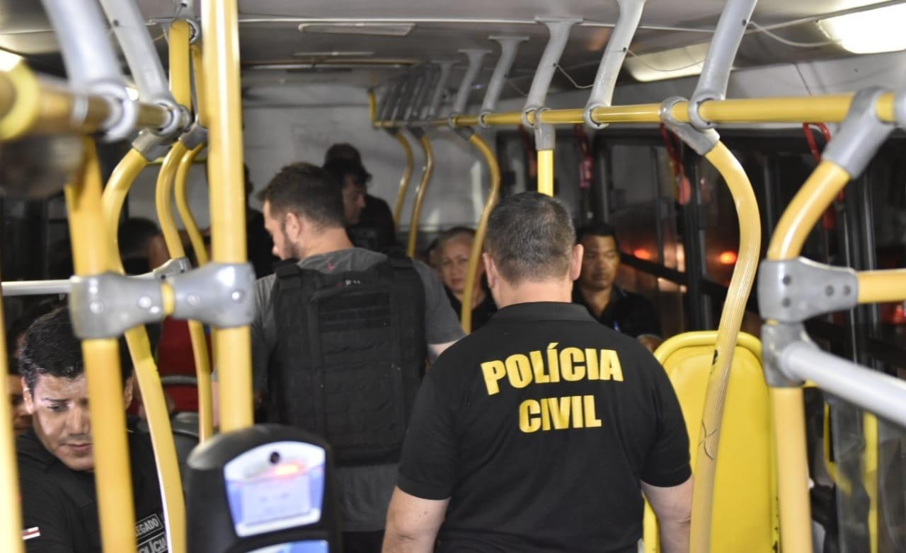 PC passa 'pente fino' em operação Interceptação nos ônibus da zona Norte PC passa 'pente fino' em operação Interceptação nos ônibus da zona Norte