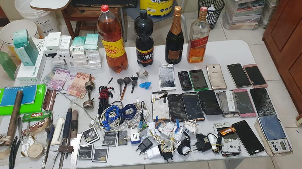Revista em cadeia de Parintins apreende de uísque a espumante com presos Revista em cadeia de Parintins apreende de uísque a espumante com presos